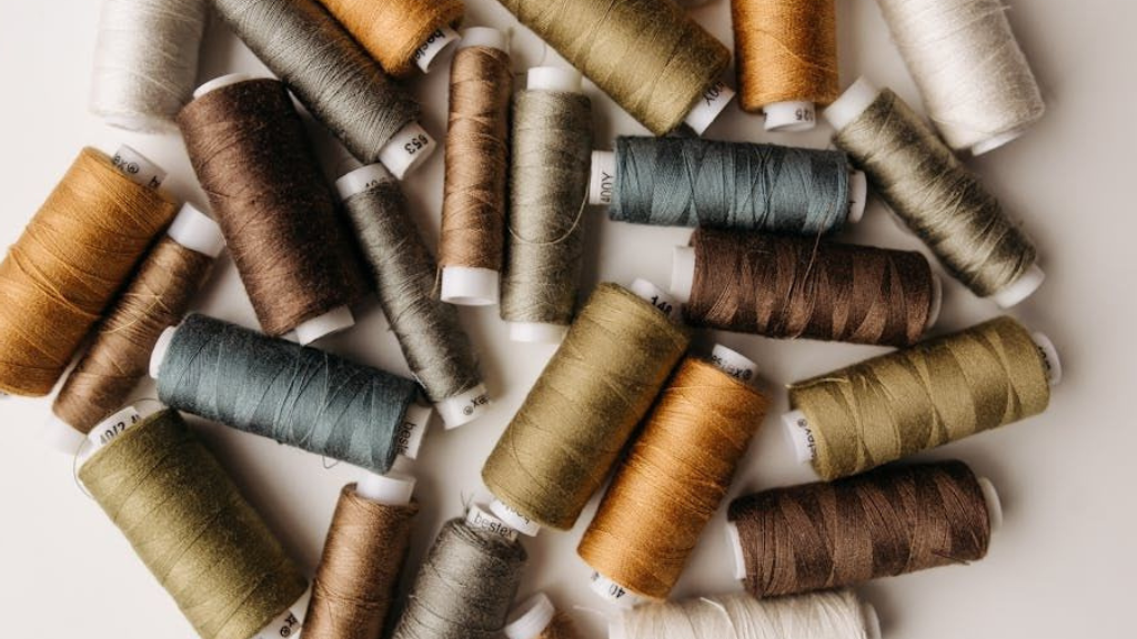 vários carretéis de linha de costura