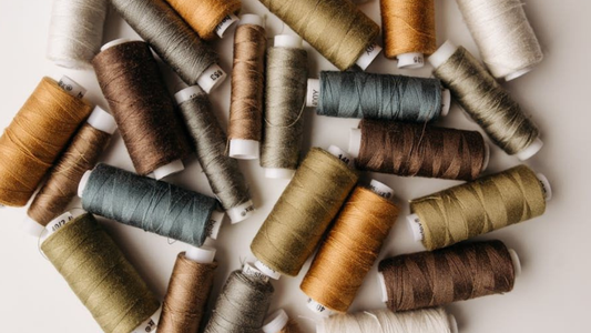 vários carretéis de linha de costura